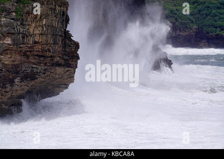 Gunungkidul Timang extreme Beach in der Nähe der Kreuzung zu Watu panjang Island in Yogyakarta, Indonesien. Stockfoto