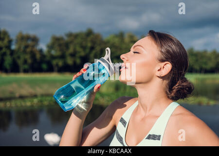 Frau mit Wasserflasche Stockfoto