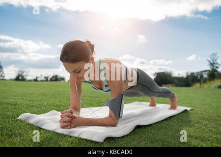 Frau, die in den Liegestütz Stockfoto