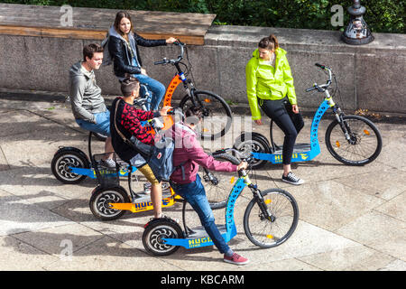 Menschen auf einem Elektroroller, Prag Touristen Tschechische Republik Tourismus Freizeit Millennials Lifestyle Menschen Tour Stockfoto