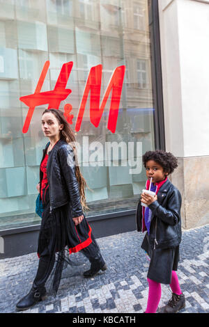 Altstadt, Prag, Tschechische Republik Touristen ich vor H&M Store Stockfoto