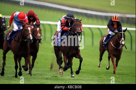 Aphia, geritten von Josephine Gordon (Mitte) auf ihrer Weise zum Gewinnen JW Lees MPA Handicap an Tag zwei der Cambridgeshire Treffen in Newmarket Racecourse. Stockfoto