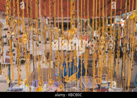 HYDERABAD, Indien-29 th September, 2017. Trinkets für Verkauf an Straße bei Kop Basar in Hyderabad, Indien Abschaltdruck Stockfoto