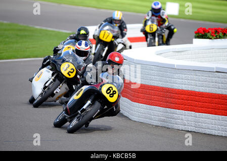 1962 Norton Manx 500, im Besitz von Richard Adams, gefahren von Bill Swallow beim Goodwood Revival 2017 Stockfoto