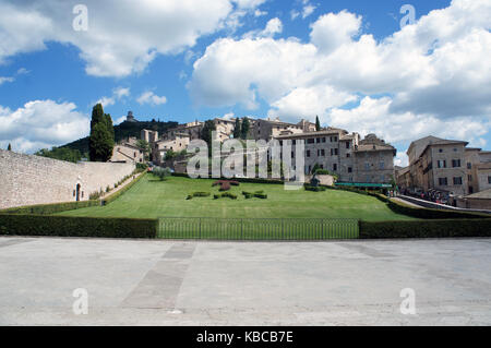 Vor der Basilika San Francesco d'Assisi in Italien - Blick auf Assisi und der Park Stockfoto