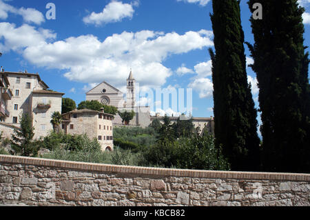 Assisi Landschaft mit Basilica di Santa Chiara (Kirche der Hl. Klara di Assisi), Italien Stockfoto