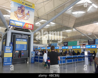 Die Szene am Check-in Schalter Ryanair (14:36 Std.) am Flughafen London Stansted, Essex. Ryanair hat wurde die von der Luftfahrt Regler nicht zu reagieren, um Ihre Anfrage zu besprechen, wie es die Behandlung von Fluggästen, deren Flüge annulliert werden müssen. Stockfoto