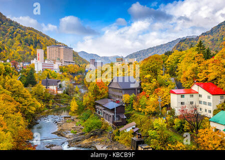 Jozankei, Hokkaido, Japan Gasthäuser und River Skyline während der Herbstsaison. Stockfoto