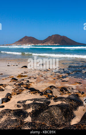 Vulkanischen basalt Felsen am Strand am Atlantischen Ozean. calhau Stadt, erloschenen Vulkan Krater in Kap Verde, Insel Sao Vicente Stockfoto