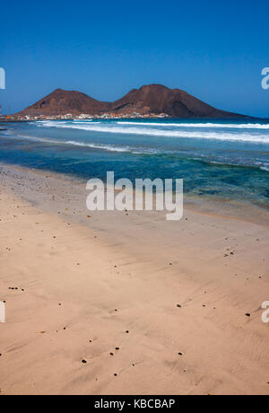 Kristallklares Wasser und sauberen Strand am Atlantischen Ozean. calhau Stadt, erloschenen Vulkan Krater peak in Kap Verde, Insel Sao Vicente Stockfoto