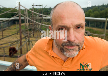 Jeremy Keeling, co Gründer von Monkey World in Dorset, mit einem jungen Orang utang, Stockfoto