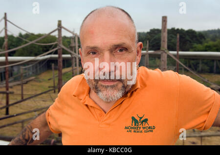 Jeremy Keeling, co Gründer von Monkey World in Dorset, mit einem jungen Orang utang, Stockfoto