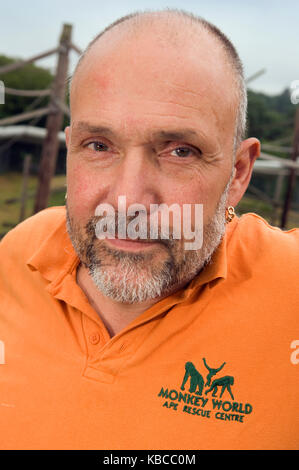 Jeremy Keeling, co Gründer von Monkey World in Dorset, mit einem jungen Orang utang, Stockfoto