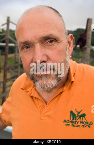 Jeremy Keeling, co Gründer von Monkey World in Dorset, mit einem jungen Orang utang, Stockfoto