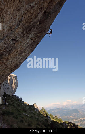 Ein Aufsteiger steigt eine schwierige Route auf den Klippen von Ceuse, einem Berg in den Alpes Maritimes, Haute-Alpes, Frankreich, Europa Stockfoto