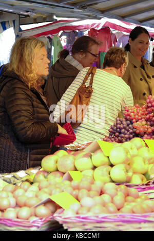 Isemarkt Markt In Hamburg Die Langste Wochenmarkt In Deutschland