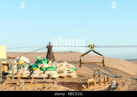 Eine Seilbahn Pylon und Wagen an der Guano Insel in der Nähe von Long Beach in der Namib Wüste auf der atlantischen Küste von Namibia Stockfoto