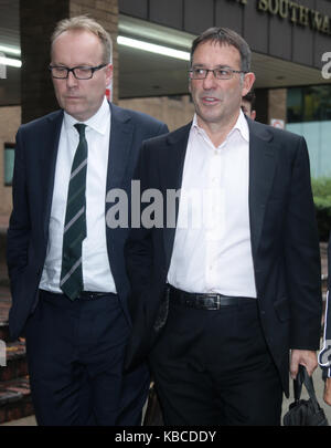 Ehemaliger Geschäftsführer von Tesco UK Christopher Busch (rechts) Blätter Southwark Crown Court in London, wo er mit einer Anzahl der Betrug durch Missbrauch der Position geladen ist und eine Anzahl von bilanzfälschung. Stockfoto