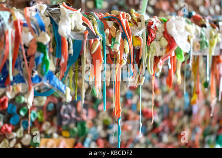 Der Gummi an der Wand, die Wand verwendet in Kaugummi bedeckt, in einer Gasse in der Innenstadt von Seattle, Washington, USA. Stockfoto