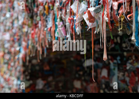 Der Gummi an der Wand, die Wand verwendet in Kaugummi bedeckt, in einer Gasse in der Innenstadt von Seattle, Washington, USA. Stockfoto