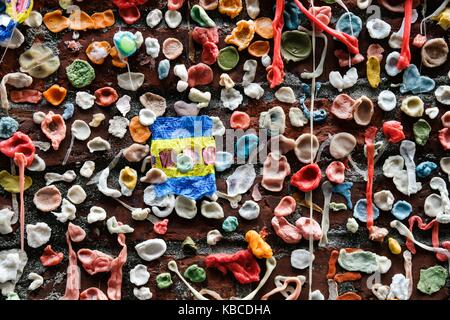 Der Gummi an der Wand, die Wand verwendet in Kaugummi bedeckt, in einer Gasse in der Innenstadt von Seattle, Washington, USA. Stockfoto