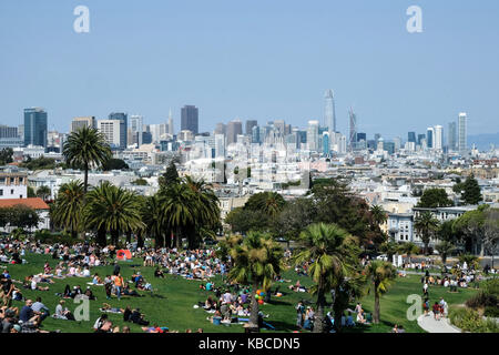 Die Aussicht auf die Innenstadt von San Francisco aus Dolores Park im Mission District von San Francisco, Kalifornien, USA. Stockfoto