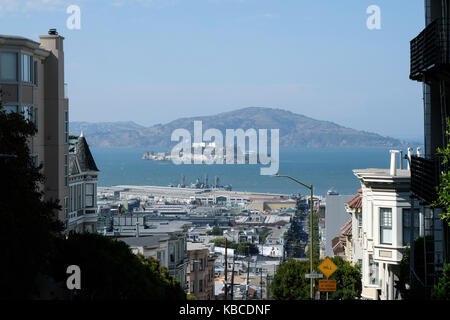 Die Aussicht auf die Innenstadt von San Francisco und Alcatraz Island in Kalifornien, USA. Stockfoto