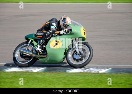 1962 Norton Manx 500 im Besitz von Susan Barford, gefahren von Jeremy McWilliams, Rennen beim Goodwood Revival 2017 Stockfoto