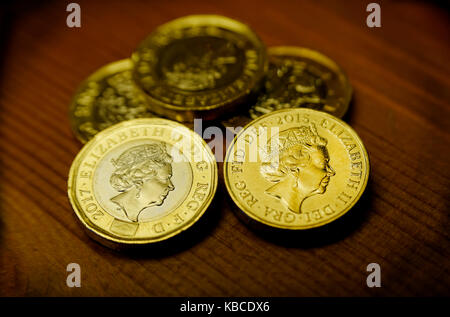 Neue pound Münze und alten pound Münze Großbritannien Stockfoto