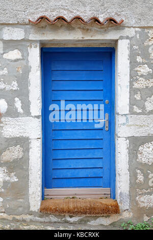 Geschlossen blaue Tür im Haus außen Stockfoto