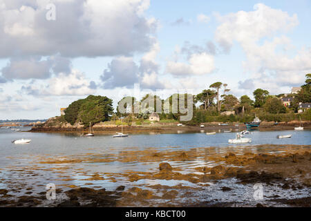 Ein Teil der rosa Granit Küste, bekannt als "La Corderie' Cove bei Ebbe, im Westen der Insel Bréhat (Côtes d'Armor - Bretagne - Frankreich). Bréhat Stockfoto