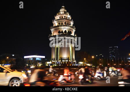 Stupa geformt Denkmal Kambodschas Unabhängigkeit von Frankreich, im Zentrum von Phnom Penh in der Nacht Stockfoto