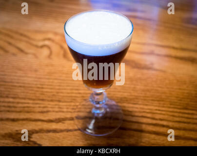 Ein irischer Kaffee von der Buena Vista Café in San Francisco. Die Buena Vista ist mit der Einführung von Irish Coffee in die Vereinigten Staaten 1952 gutgeschrieben. Stockfoto