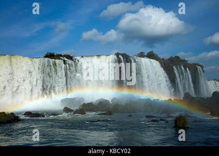 Brasilien Seite der Iguazu Wasserfälle, und Regenbogen, Brasilien - Argentinien Grenze, Südamerika Stockfoto