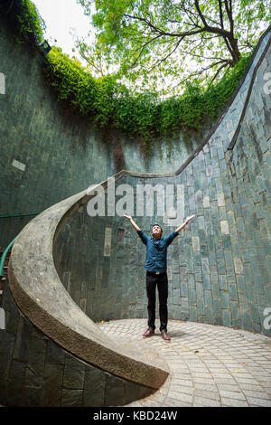 Man hands up bei U-Bahn Kreuzung im Tunnel an der Fort Canning Park, Singapur Stockfoto