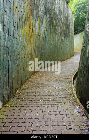 Stein Weg u-Kreuzung im Tunnel an der Fort Canning Park, Singapur Stockfoto