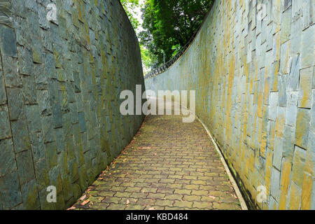 Stein Weg u-Kreuzung im Tunnel an der Fort Canning Park, Singapur Stockfoto