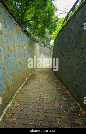 Stein Weg u-Kreuzung im Tunnel an der Fort Canning Park, Singapur Stockfoto