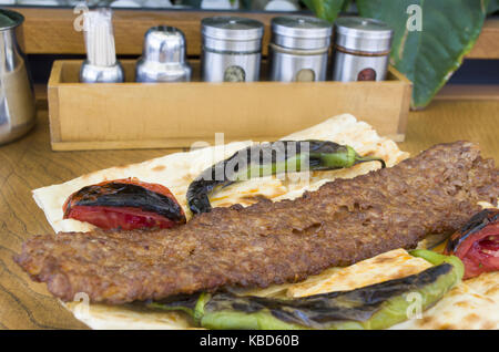 Kebab Platte auf hölzernen Tisch Stockfoto