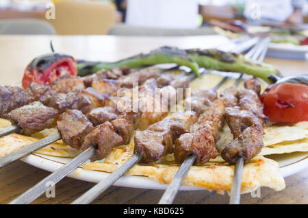 Shish Kebab Menü und Gemüse Stockfoto