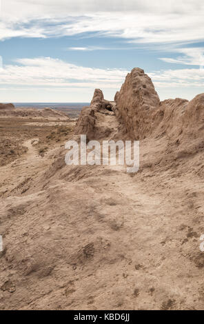 Ruinen der Festung Ayaz-Kala des alten Choresm in der kyzylkum Wüste. Usbekistan Stockfoto