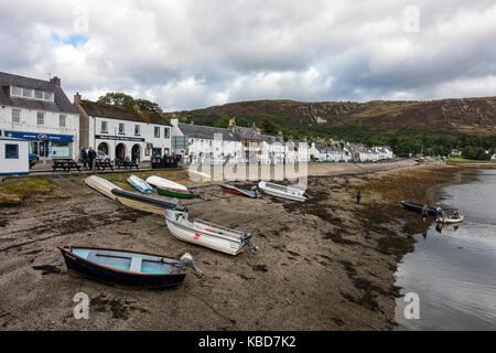 Shore Street und der Strand von Ullapool, Ross-shire, an der Nordwestküste der Highlands von Schottland Stockfoto