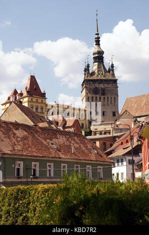 Sighișoara (Sighisoara) Clock Tower in Rumänien über die Dächer der Häuser aus dem Mittelalter Stockfoto