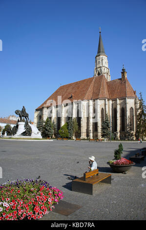 Denkmal von König Mathias Corvinus (Corvin) in Cluj-Napoca, Piața Unirii vor Saint Michail (Michael) Kirche, Rumänien Stockfoto