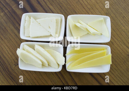 Käse auf dem Tisch Stockfoto