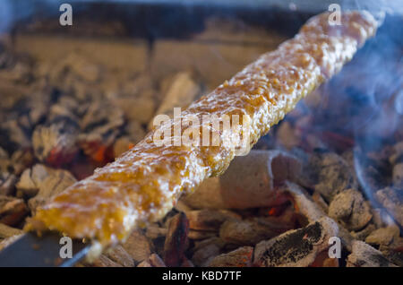 Kochen adana Kebab am Restaurant Stil Grill Rauch aus von ihnen, dass sie sein könnten Stockfoto