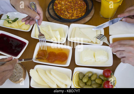 Zwei Männer beim Frühstück mit frischen Produkten Stockfoto