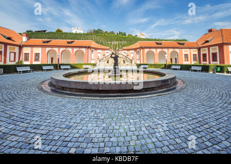 Prag, Tschechische Republik - 28. September 2017: Brunnen und Skulptur in der Nähe des Schlosses Troja, die barocken Palast im 17. Jahrhundert gebaut wurde, gelegen Stockfoto