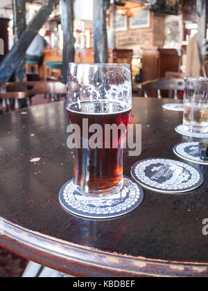 Glas Ale Bier größere Braun auf Tabelle im Pub in der Nähe, Essex, England, Großbritannien Stockfoto