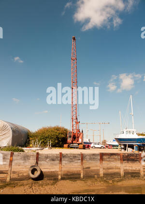 Rote Kran Maschinenindustrie im Docks von tollesbury Maldon, Essex, England, Großbritannien Stockfoto